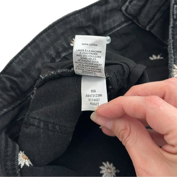 BP Black Denim Daisy Embroidered Jean Shorts Women’s 30 - Picture 5 of 6